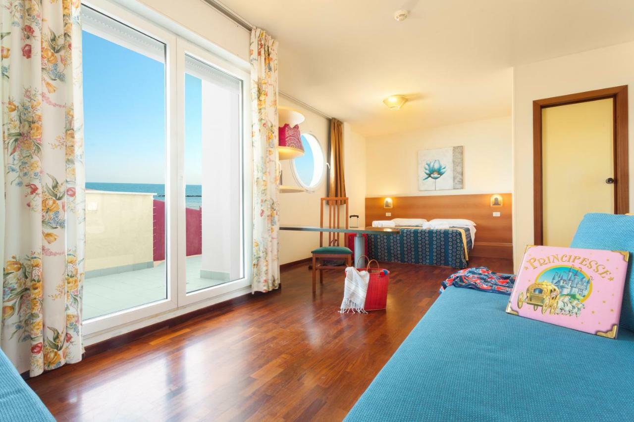 Hotel Atlantic Vista Mare Pesaro Exterior photo