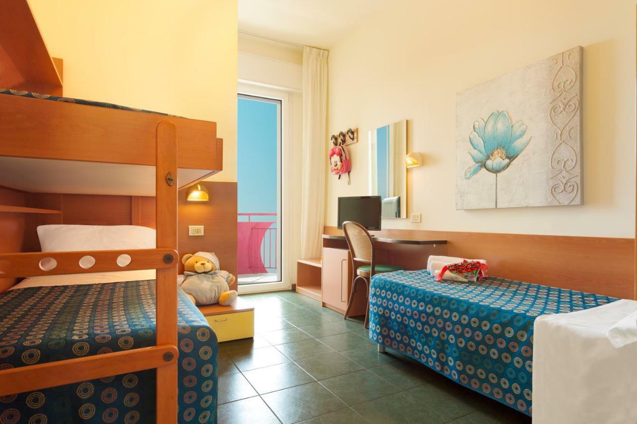 Hotel Atlantic Vista Mare Pesaro Exterior photo