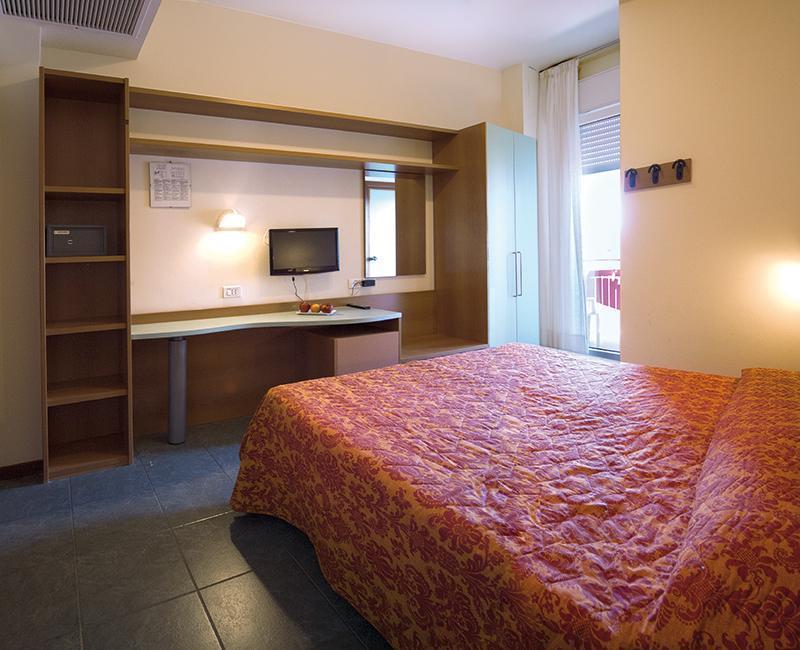 Hotel Atlantic Vista Mare Pesaro Exterior photo